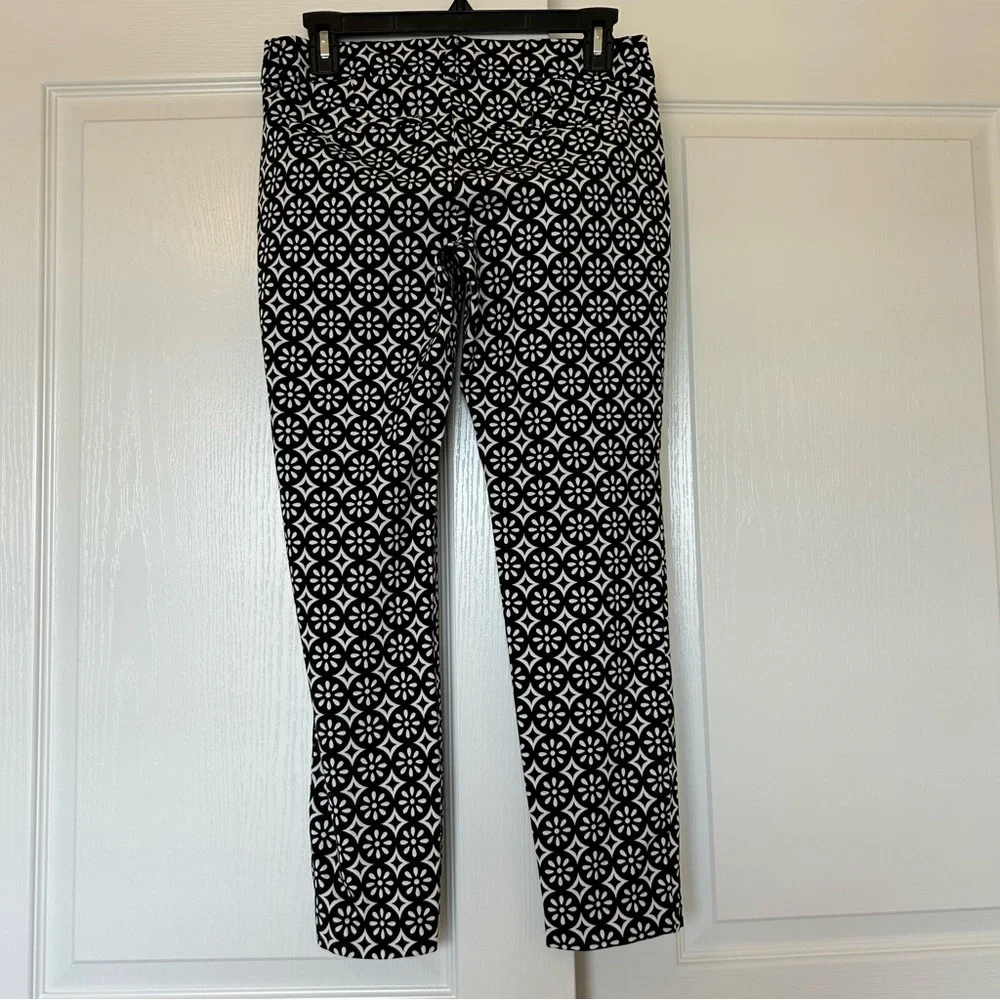Old Navy Diva Stretch Floral Black & White Pants Ankle Cropped Size 4